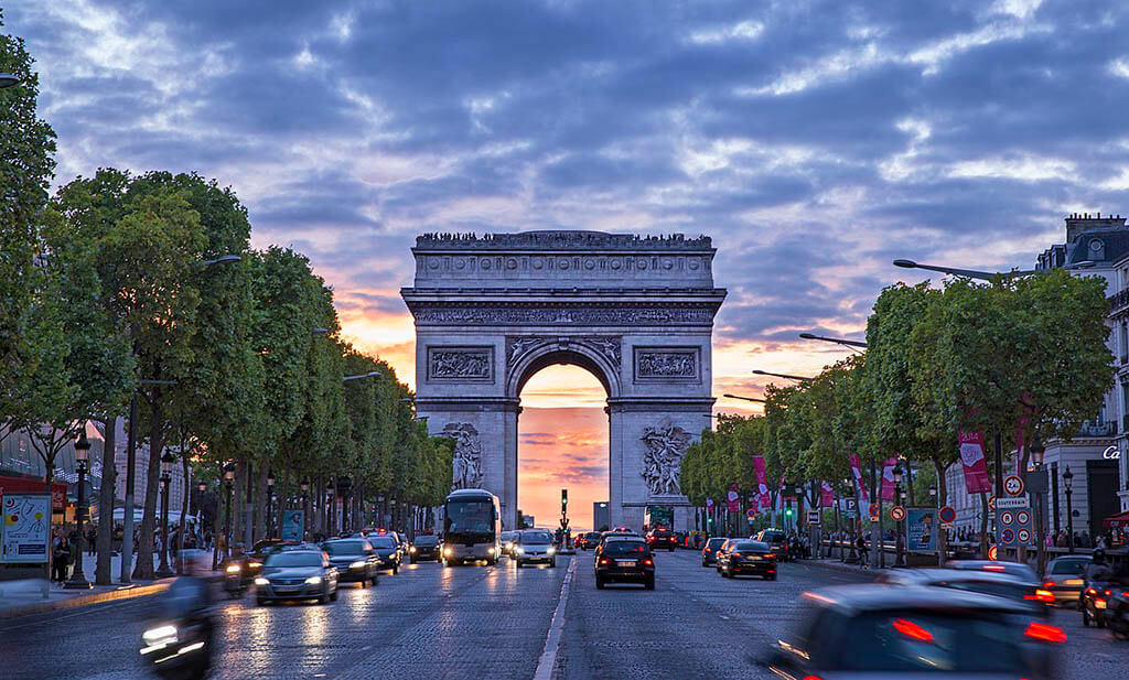 L'Arco di Trionfo sugli Champs Elysées