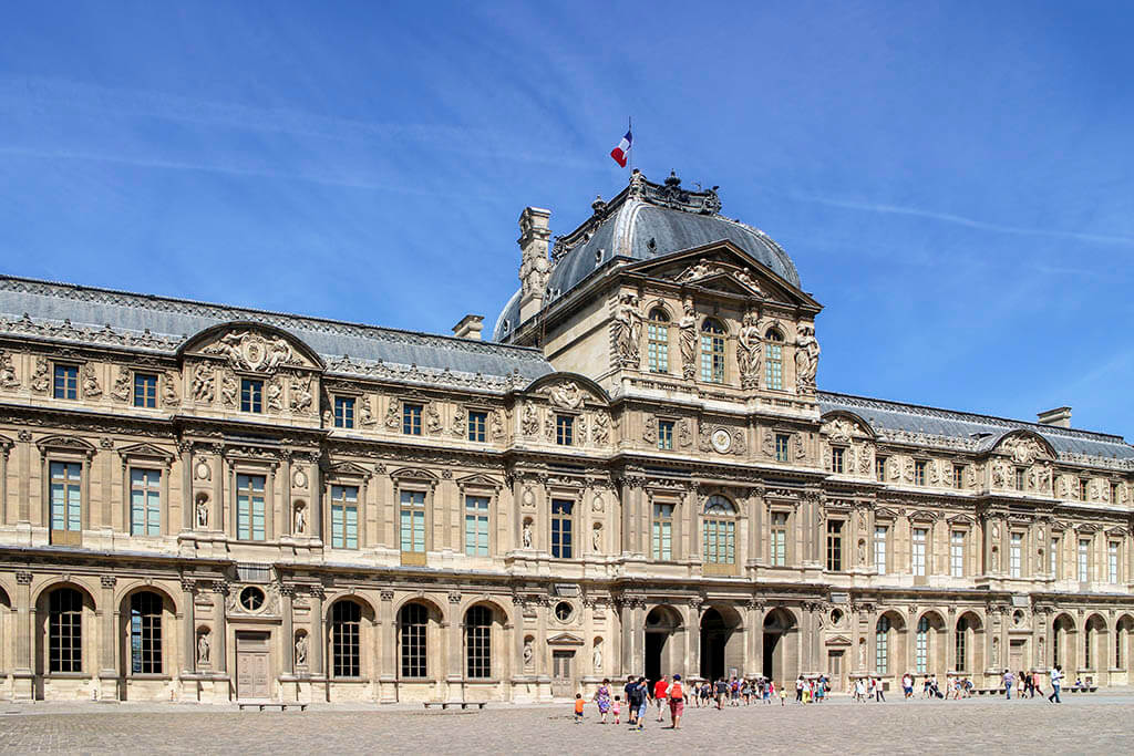 10 migliori palazzi e castelli a Parigi e nei suburbi: Castello nel Louvre