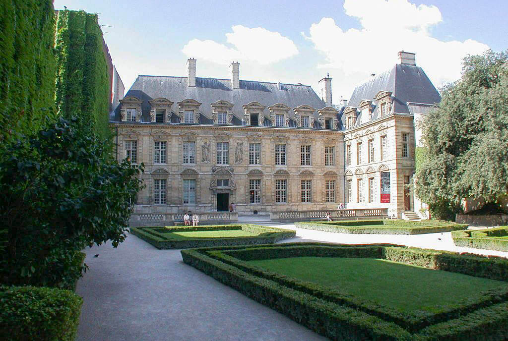 Passeggiata nel Marais: il giardino dell’Hotel de Bethune-Sully