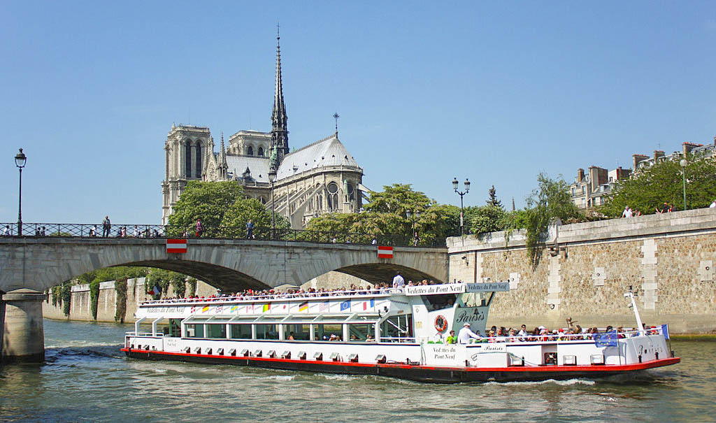 Pranzo e cena in un tour sul fiume a Parigi Pranzo e cena in un tour sul fiume a Parigi
