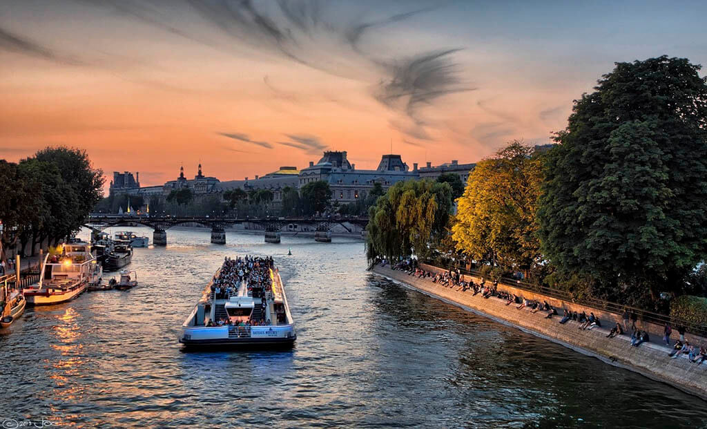 Ammirare la città dai battelli sul fiume Ammirare la città dai battelli sul fiume