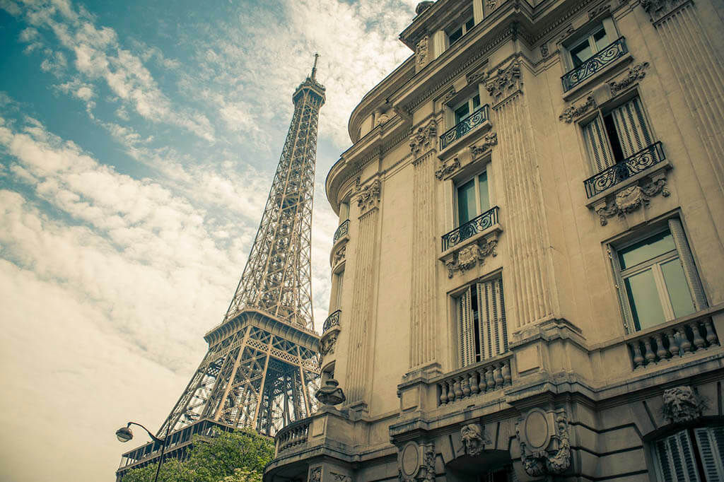 5 posti in cui evitare di stare se sei un turista a Parigi: Vicino alla Torre Eiffel