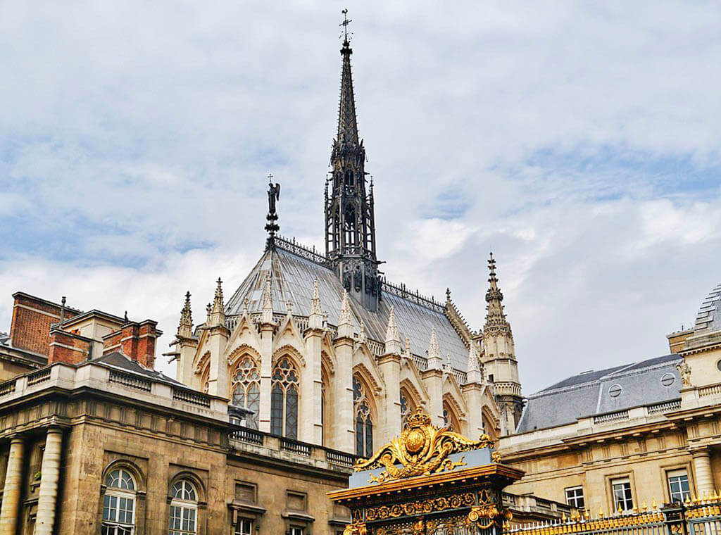 Per cosa è famosa la Sainte Chapelle?