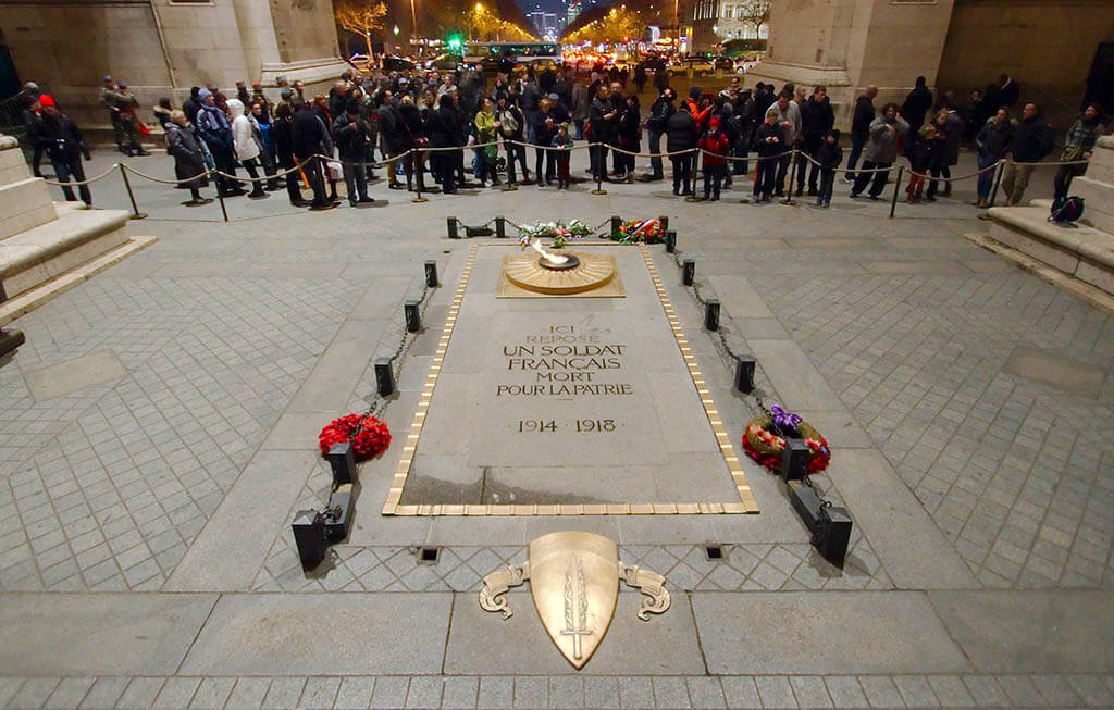L’Arco di Trionfo a Parigi: La Tomba del Soldato Sconosciuto L’Arco di Trionfo a Parigi: La Tomba del Soldato Sconosciuto
