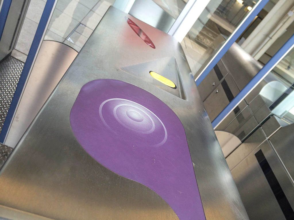 Navigo pass a Parigi: Qui è dove metterai la tua carta Navigo sul tornello. Navigo pass a Parigi: Qui è dove metterai la tua carta Navigo sul tornello.