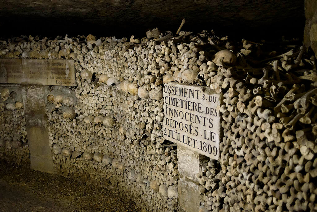 Cosa c'è nelle catacombe di Parigi?